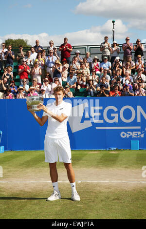 Nottingham, Royaume-Uni. 27 Juin, 2015. Aegon Nottingham Open de Tennis. Denis Istomin (UZB) avec le trophée qu'il a reçu après avoir remporté son premier titre ATP : Action Crédit Plus Sport/Alamy Live News Banque D'Images