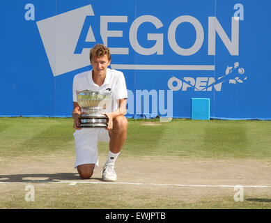 Nottingham, Royaume-Uni. 27 Juin, 2015. Aegon Nottingham Open de Tennis. Denis Istomin (UZB) avec le trophée après avoir remporté son premier titre ATP : Action Crédit Plus Sport/Alamy Live News Banque D'Images