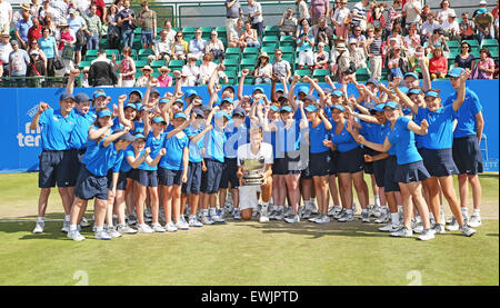Nottingham, Royaume-Uni. 27 Juin, 2015. Aegon Nottingham Open de Tennis. Denis Istomin (UZB) fête avec toutes les balles de Nottingham : Action Crédit Plus Sport/Alamy Live News Banque D'Images