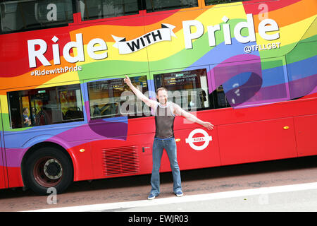 Londres, Royaume-Uni. 27 juin 2015. Bus arc-en-ciel à la London Pride Parade 2015 Crédit : Paul Brown/Alamy Live News Banque D'Images