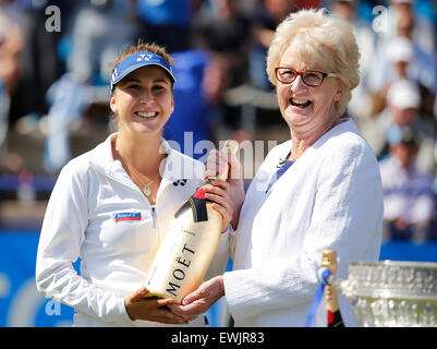 Eastbourne, Royaume-Uni. 27 Juin, 2015. Tournoi de Tennis Eastbourne International Aegon Belinda Bencic (SUI) avec son trophée après boire dames en finale contre Radwanska à Devonshire Park. Credit : Action Plus Sport/Alamy Live News Banque D'Images