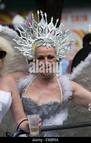 London,UK,27 juin 2015,dans l'esprit de fête à la fierté de Londres Parad Crédit : Keith Larby/Alamy Live News Banque D'Images