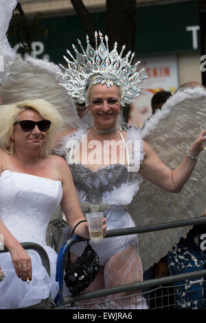 London,UK,27 juin 2015,dans l'esprit de fête à la fierté de Londres Parad Crédit : Keith Larby/Alamy Live News Banque D'Images