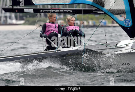 Kiel, Allemagne. 22 Juin, 2015. Victoria Jurczok et Anika Lorenz (R) de Berlin, en Allemagne, au cours d'une régate sur la mer Baltique près de Kiel, Allemagne, 22 juin 2015. Autour de trois millions de visiteurs sont attendus pour le plus grand événement nautique qui s'est déroulée du 20 juin au 28 juin 2015. PHOTO : CARSTEN REHDER/dpa/Alamy Live News Banque D'Images