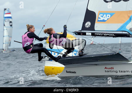 Kiel, Allemagne. 22 Juin, 2015. Victoria Jurczok et Anika Lorenz (R) de Berlin, en Allemagne, au cours d'une régate sur la mer Baltique près de Kiel, Allemagne, 22 juin 2015. Autour de trois millions de visiteurs sont attendus pour le plus grand événement nautique qui s'est déroulée du 20 juin au 28 juin 2015. PHOTO : CARSTEN REHDER/dpa/Alamy Live News Banque D'Images