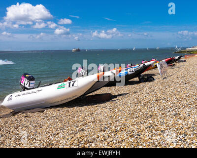 Portsmouth, Angleterre, le 27 juin 2015. Catamarans gonflables alignés sur la plage de Southsea avant la série dans le 5ème prb mis à l'Southsea, Portsmouth. La série Le 5ème prb mis à l'se compose de 22 équipes, course catamarans gonflables alimenté dans une variété d'endroits à travers le Royaume-Uni et l'Europe. Crédit : Simon Evans/Alamy Live News Banque D'Images
