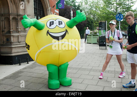 Wimbledon London,UK. 27 juin 2015. Une grande balle de tennis gonflable sur Wimbledon Wimbledon Haut rue que se prépare à accueillir les championnats gazon 2015 Credit : amer ghazzal/Alamy Live News Banque D'Images