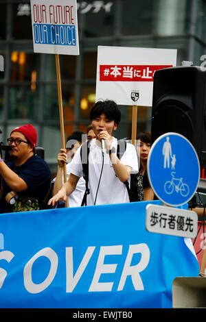 Aki Okuda chef de l'action d'urgence pour les élèves de la démocratie libérale-s (SEALDs) appelle à protéger le pacifiste de l'article 9 de la Constitution japonaise dans le quartier commerçant de Shibuya le 27 juin 2015, Tokyo, Japon. Environ 000 personnes ont manifesté devant la gare de Shibuya à l'extérieur de l'intersection célèbre contre le Premier ministre Abe's réinterprétation de l'article 9, qui permettrait à la nation pour lutter contre les troupes d'outre-mer. © Rodrigo Reyes Marin/AFLO/Alamy Live News Banque D'Images