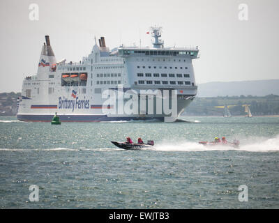 Portsmouth, Angleterre, le 27 juin 2015. Course catamarans gonflables sur un circuit dans le Solent en Bretagne approches Ferry Portsmouth Harbour au cours de la série le 5ème prb mis à l'dans Southsea, Portsmouth. La série Le 5ème prb mis à l'se compose de 22 équipes, course catamarans gonflables alimenté dans une variété d'endroits à travers le Royaume-Uni et l'Europe. Crédit : Simon Evans/Alamy Live News Banque D'Images