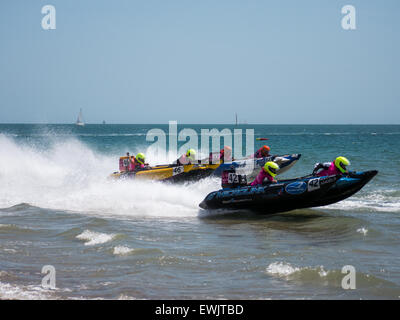 Portsmouth, Angleterre, le 27 juin 2015. Trois catamarans gonflables race pour la position au cours de la série le 5ème prb mis à l'dans Southsea, Portsmouth. La série Le 5ème prb mis à l'se compose de 22 équipes, course catamarans gonflables alimenté dans une variété d'endroits à travers le Royaume-Uni et l'Europe. Crédit : Simon Evans/Alamy Live News Banque D'Images