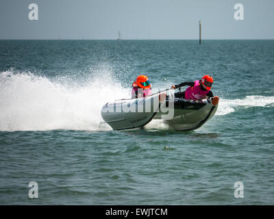 Portsmouth, Angleterre, le 27 juin 2015. Un catamaran gonflable sur le Solent courses au cours de la série le 5ème prb mis à l'dans Southsea, Portsmouth. La série Le 5ème prb mis à l'se compose de 22 équipes, course catamarans gonflables alimenté dans une variété d'endroits à travers le Royaume-Uni et l'Europe. Crédit : Simon Evans/Alamy Live News Banque D'Images