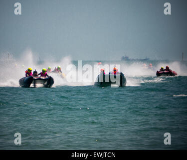 Portsmouth, Angleterre, le 27 juin 2015. Course catamarans gonflables sur le Solent au cours de la série le 5ème prb mis à l'dans Southsea, Portsmouth. La série Le 5ème prb mis à l'se compose de 22 équipes, course catamarans gonflables alimenté dans une variété d'endroits à travers le Royaume-Uni et l'Europe. Crédit : Simon Evans/Alamy Live News Banque D'Images