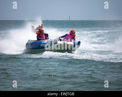 Portsmouth, Angleterre, le 27 juin 2015. Un catamaran gonflable courses de vitesse dans le Solent au cours de la série le 5ème prb mis à l'dans Southsea, Portsmouth. La série Le 5ème prb mis à l'se compose de 22 équipes, course catamarans gonflables alimenté dans une variété d'endroits à travers le Royaume-Uni et l'Europe. Crédit : Simon Evans/Alamy Live News Banque D'Images