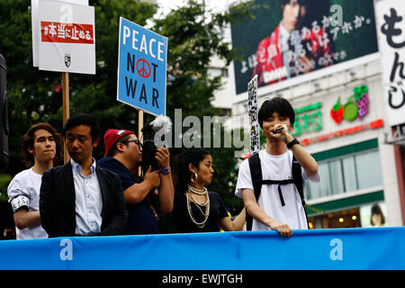 Aki Okuda chef de l'action d'urgence pour les élèves de la démocratie libérale-s (SEALDs) appelle à protéger le pacifiste de l'article 9 de la Constitution japonaise dans le quartier commerçant de Shibuya le 27 juin 2015, Tokyo, Japon. Environ 000 personnes ont manifesté devant la gare de Shibuya à l'extérieur de l'intersection célèbre contre le Premier ministre Abe's réinterprétation de l'article 9, qui permettrait à la nation pour lutter contre les troupes d'outre-mer. © Rodrigo Reyes Marin/AFLO/Alamy Live News Banque D'Images