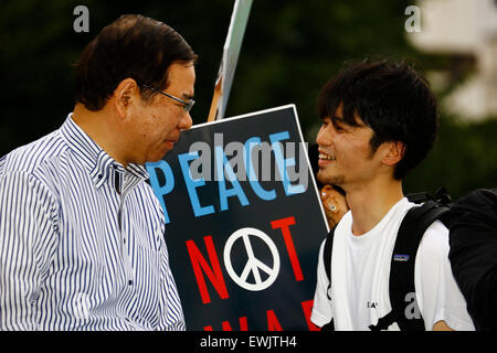 (L à R) Kazuo Shii, Président du Comité exécutif du Parti communiste japonais et Aki Okuda chef de l'action d'urgence pour les élèves de la démocratie libérale-s (SEALDs) appel à la protection de l'pacifiste de l'article 9 de la Constitution japonaise dans le quartier commerçant de Shibuya le 27 juin 2015, Tokyo, Japon. Environ 000 personnes ont manifesté devant la gare de Shibuya à l'extérieur de l'intersection célèbre contre le Premier ministre Abe's réinterprétation de l'article 9, qui permettrait à la nation pour lutter contre les troupes d'outre-mer. © Rodrigo Reyes Marin/AFLO/Alamy Live News Banque D'Images