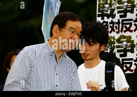 (L à R) Kazuo Shii, Président du Comité exécutif du Parti communiste japonais et Aki Okuda chef de l'action d'urgence pour les élèves de la démocratie libérale-s (SEALDs) appel à la protection de l'pacifiste de l'article 9 de la Constitution japonaise dans le quartier commerçant de Shibuya le 27 juin 2015, Tokyo, Japon. Environ 000 personnes ont manifesté devant la gare de Shibuya à l'extérieur de l'intersection célèbre contre le Premier ministre Abe's réinterprétation de l'article 9, qui permettrait à la nation pour lutter contre les troupes d'outre-mer. © Rodrigo Reyes Marin/AFLO/Alamy Live News Banque D'Images