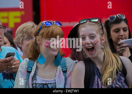 London,UK,27 juin 2015,dans l'esprit de fête à la fierté de Londres Parad Crédit : Keith Larby/Alamy Live News Banque D'Images