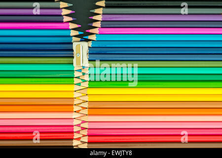 Crayons de couleur disposés de façon à ressembler à une fermeture éclair de couleur Banque D'Images
