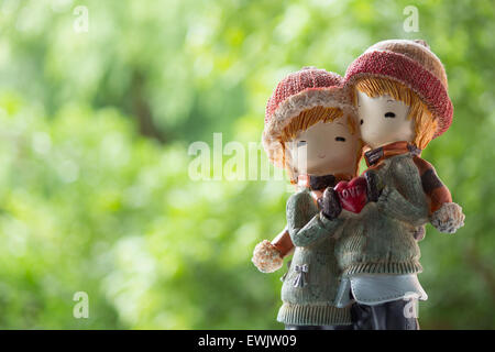 Deux poupées Costume Hiver hug et holding Love Heart Banque D'Images