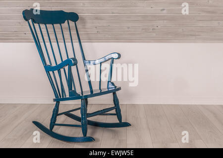 Rocking chair bleu dans un salon Banque D'Images