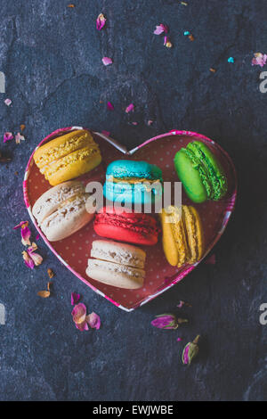 Macarons sucrés des cookies en forme de coeur fort,focus sélectif et l'espace vierge Banque D'Images