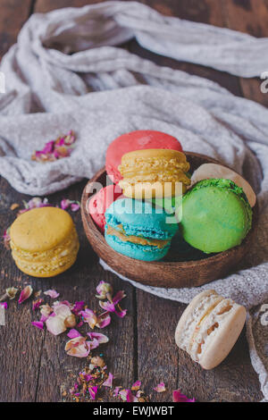 Des macarons sucrés cookies dans bol en bois, selective focus Banque D'Images