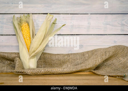 Maïs cru s/n sur une table en bois Banque D'Images