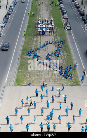 Bruxelles, Belgique. 27 Juin, 2015. L'organisation de défense des droits des animaux 'Bite Back' appel à la fermeture des delphinariums en l'Europe et d'autres parties du monde, l'organisation demande la fermeture de l'delphinariums en Bruges- Belgique et tous les autres delphinariums en Europe tels que le Loro Parque à Tenerife, Kölmarden en Suède, le Marineland d'Antibes et le parc Astérix en France et le Dolfinarium Harderwijk aux Pays-Bas. © Jonathan Raa/Pacific Press/Alamy Live News Banque D'Images