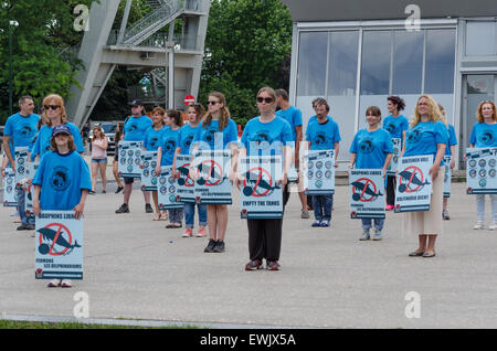 Bruxelles, Belgique. 27 Juin, 2015. L'organisation de défense des droits des animaux 'Bite Back' appel à la fermeture des delphinariums en l'Europe et d'autres parties du monde, l'organisation demande la fermeture de l'delphinariums en Bruges- Belgique et tous les autres delphinariums en Europe tels que le Loro Parque à Tenerife, Kölmarden en Suède, le Marineland d'Antibes et le parc Astérix en France et le Dolfinarium Harderwijk aux Pays-Bas. © Jonathan Raa/Pacific Press/Alamy Live News Banque D'Images