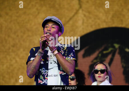 Festival de Glastonbury, Royaume-Uni. 27 Juin, 2015. Pharrell Williams effectue en direct sur la scène de la pyramide à Glastonbury Festival le samedi soir, avant d'agir global Kanye West. Banque D'Images