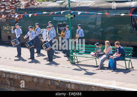 Swanage, Dorset, UK. 27 Juin, 2015. Purbeck en guerre et des Forces armées de week-end à Swanage Railway train station - le 2433 (Ramsgate et Escadron RAF Manston) Cadets de l'air Groupe de la foule en face de bataille d'Angleterre sur Manston 34070 Locomotive classe Afficher Crédit : Carolyn Jenkins/Alamy Live News Banque D'Images