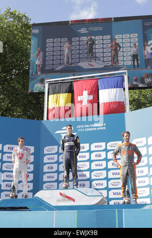 Londres, Royaume-Uni. 27 Juin, 2015. 10 ronde de la FIA Formula E Visa Londres ePrix course de voiture électrique à Battersea Park, London, UK. Sur la photo : (l-r) Jérôme D'Ambrosio (2e position), Sébastien Buemi (1ère position) et Jean-eric Vergne (3ème position) sur le podium des gagnants Crédit : David Stock/Alamy Live News Banque D'Images