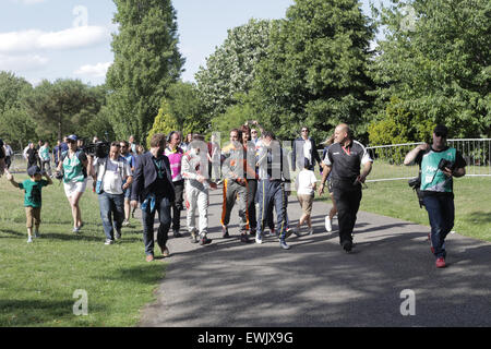 Londres, Royaume-Uni. 27 Juin, 2015. 10 ronde de la FIA Formula E Visa Londres ePrix course de voiture électrique à Battersea Park, London, UK. Sur la photo : media suivez le palmarès (l-r) Jérôme D'Ambrosio (2e position), Jean-eric Vergne (3e position), et Sébastien Buemi (1ère position). Crédit : David Stock/Alamy Live News Banque D'Images