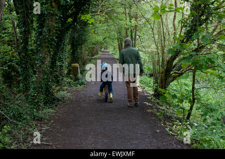 Père et fils le vélo et la marche sur le chemin Banque D'Images