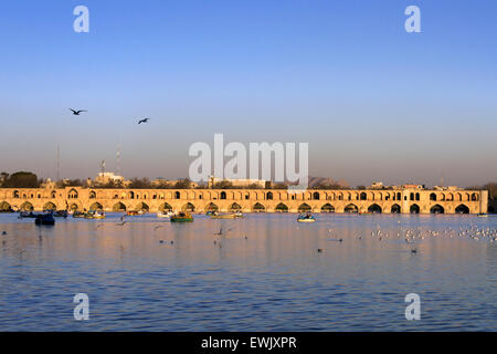 Coucher du soleil à Si-O-Seh Pol, rivière Zayandeh, Isfahan, Iran Banque D'Images