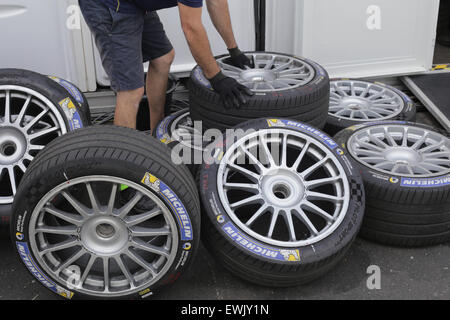 Londres, Royaume-Uni. 27 Juin, 2015. 10 ronde de la FIA Formula E Visa Londres ePrix course de voiture électrique à Battersea Park, London, UK. Sur la photo : un ingénieur examine les pneus dans les stands Crédit : David Stock/Alamy Live News Banque D'Images