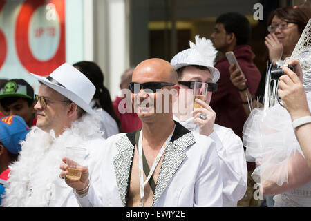 London,UK,27 juin 2015,dans l'esprit de fête à la fierté de Londres Parad Crédit : Keith Larby/Alamy Live News Banque D'Images