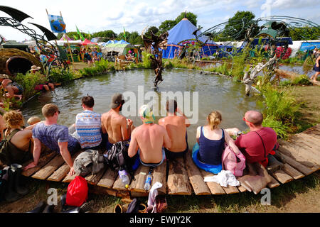 Festival de Glastonbury, Somerset, Royaume-Uni. 27 juin 2015. Bien que le temps restera chaud Ces festivaliers profiter de l'occasion pour rafraîchir de l'étang dans la région de Green Futures Crédit : Tom Jura/Alamy Live News Banque D'Images