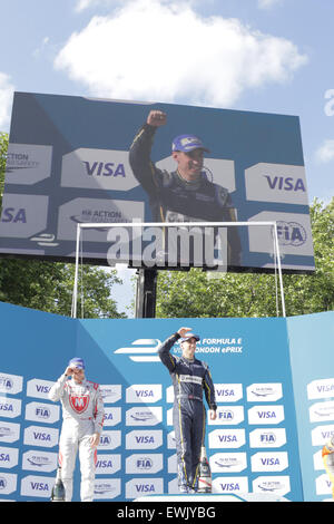 Londres, Royaume-Uni. 27 Juin, 2015. 10 ronde de la FIA Formula E Visa Londres ePrix course de voiture électrique à Battersea Park, London, UK. Photo : Jérôme D'Ambrosio (2e position) et Sébastien Buemi (1ère position) sur le podium des gagnants Crédit : David Stock/Alamy Live News Banque D'Images