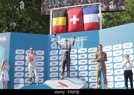 Londres, Royaume-Uni. 27 Juin, 2015. 10 ronde de la FIA Formula E Visa Londres ePrix course de voiture électrique à Battersea Park, London, UK. Sur la photo : (l-r) Jérôme D'Ambrosio (2e position), Sébastien Buemi (1ère position) Jean-eric Vergne (3e position) et Alain Prost sur le podium des gagnants Crédit : David Stock/Alamy Live News Banque D'Images