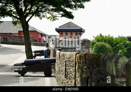 Les canons se trouve au-dessus des murs de Derry, qui donnent sur la ville de Derry. Derry, Londonderry. Le Comté de Londonderry. L'Irlande du Nord Banque D'Images