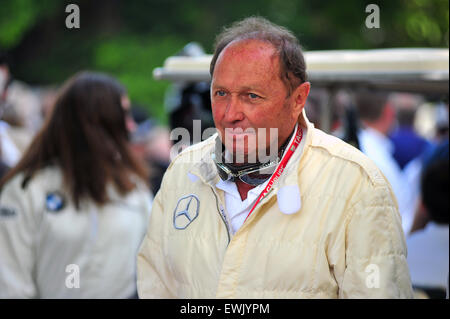 Goodwood, Chichester, Royaume-Uni. Samedi 27 juin 2015. Pilote de course Jochen Mass au Goodwood Festival of Speed. Le principal événement de l'automobile attire des milliers de spectateurs à Goodwood House dans le Sussex, où des centaines de voitures modernes et historiques participent à un hill climb. Credit : Jonny White/Alamy Live News Banque D'Images