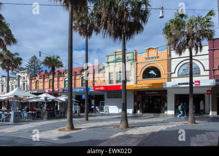 Manly, Australia-June 12e 2015 : boutiques sur le corso qui est la rue principale de Manly. Banque D'Images