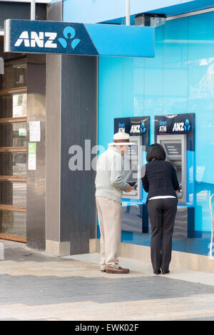 Manly, Australia-June 12e 2015 : un couple retirer de l'argent dans un guichet automatique de l'ANZ. L'ANZ Bank est une banque populaire en Australie. Banque D'Images