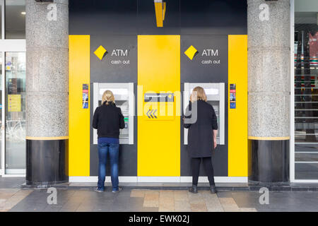 Manly, Australia-June 12e 2015 : 2 femmes retirer de l'argent à un guichet automatique. Toutes les banques ont maintenant des distributeurs automatiques externes. Banque D'Images