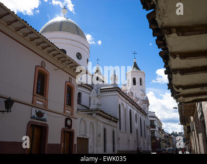 Street View de la nouvelle Cathédrale, Cuenca, avec auvent en ruine. Banque D'Images