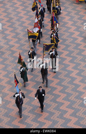 Centenary Square BIRMINGHAM UK.. 27 juin 2015. Célébrations de la Journée des Forces armées. Étendard marchant vivement maintenant leurs normes fièrement à la vue de tous. Credit : Birmingham Images/Alamy Live News. Banque D'Images