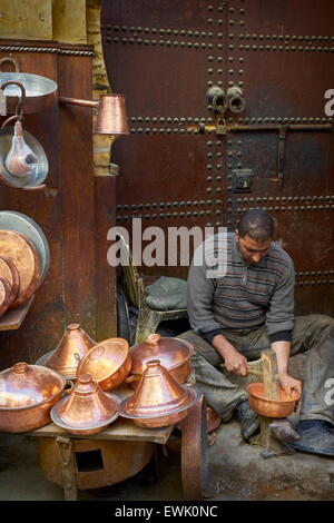 Les travailleurs en laiton à Seffarine Square, Fès, Maroc, Afrique Banque D'Images