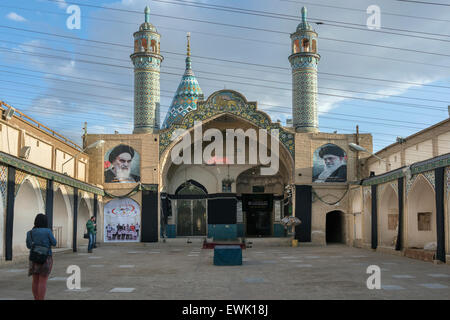 Imamzadeh-ye Sultan Ahmad Mir mausolée, période Qajare, avec photos de Ali Khamenei et de l'Ayatollah Khomeiny, Kashan, Iran Banque D'Images