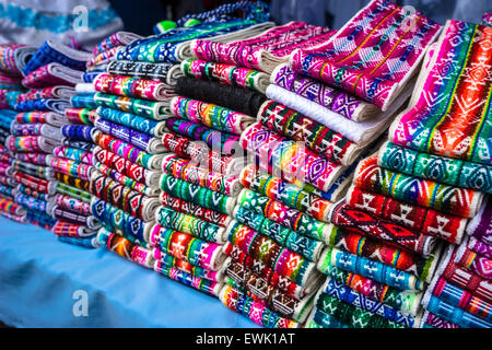 Brodé main les courroies de la marché indigène d'Otavalo, Équateur. Banque D'Images